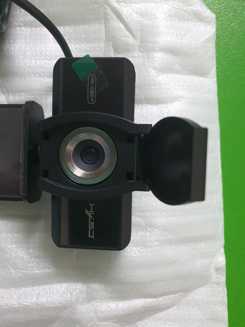 Hộp chắc chắn, đẹp đẽ, chất nhựa tốt, có thẻ bảo hành. Nắp che cam lỏng lẻo nên mình bỏ luôn. Hình ảnh có màu nịnh mắt song hơi gai, không mượt. Vòng chỉnh nét hơi khó xoay. mic tiếng to rõ. Mình mua thay cho con Logichtech C270 bị hỏng, so về tổng thể thì con này không bằng.