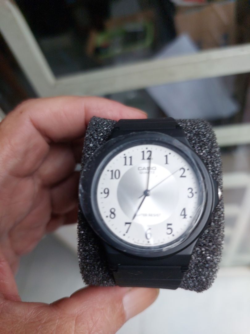 Hàng chính hãng, đồng hồ hơi nhỏ, shop nên bổ sung thêm đường kính mặt đồng cho dễ nhận biết có phù hợp cổ tay không.