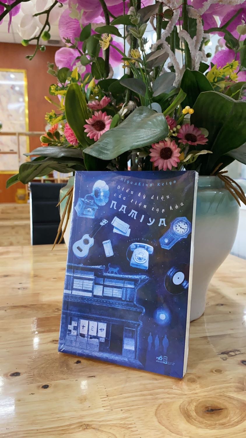 Sách thật sự rất hay ạ
Mình đã đọc xong chưa tới 1 tuần.  Với mình mà nói đây là quyển sách hấp dẫn nhất trong năm nay tính đến thời điểm này của mình. 
Những câu chuyện trong bài học. Những nhân vật trong câu chuyện. Đâu đó đều có mối liên kết đến lạ thường. Mình rất tâm đắc quyển sách này.