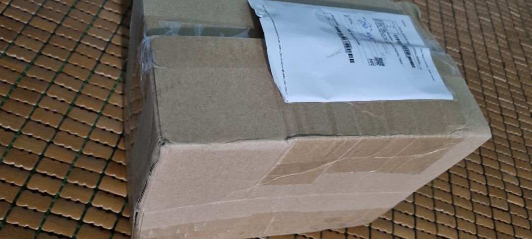 khẩu trang lần này khác với khẩu trang mấy lần trước. Khui ra thì khẩu trang mỏng hơn và màu sắc ngoài vỏ hộp cũng khác, đóng hàng không có keo chữ Tiki bên ngoài.