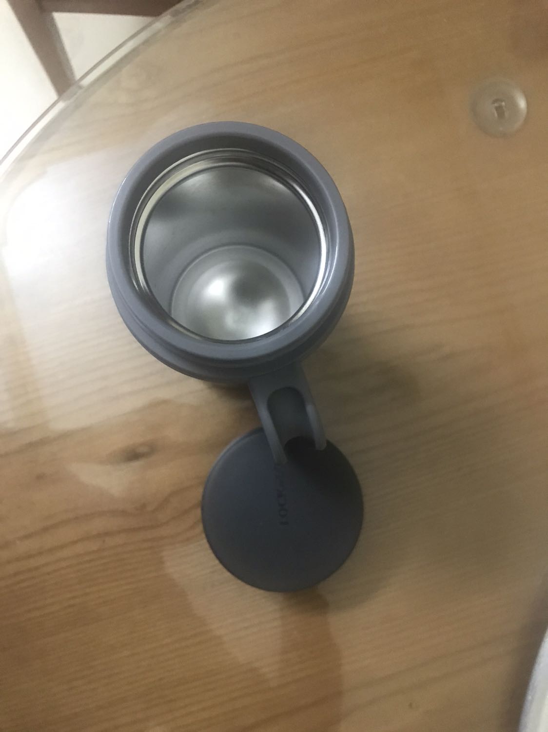 Sản phẩm đẹp, chất lượng, giữ nhiệt ok. 
Mình thấy nhiều người kêu bị mùi. Bản thân mình mua về lần đầu sử dụng cũng có mùi. Nhưng sau khi mình cho nc sôi vào ngâm. Tháo cái ron (gioăng) trên nắp ra ngâm với nc sôi nc chanh một vài lần là hết. Hiện tại mình ko thấy mùi gì luôn. Các bạn mới mua mà đánh giá ko dùng được do mùi quá thì xem xét lại nhé. Thank!