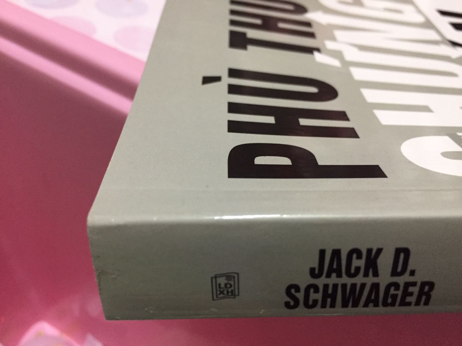 Sách bị xước, bẩn. Gáy sách vết gập hằn rõ cả 2 quyển.
Khuyến nghị shop nên ghi chú sách mới 50%
Cảm ơn!