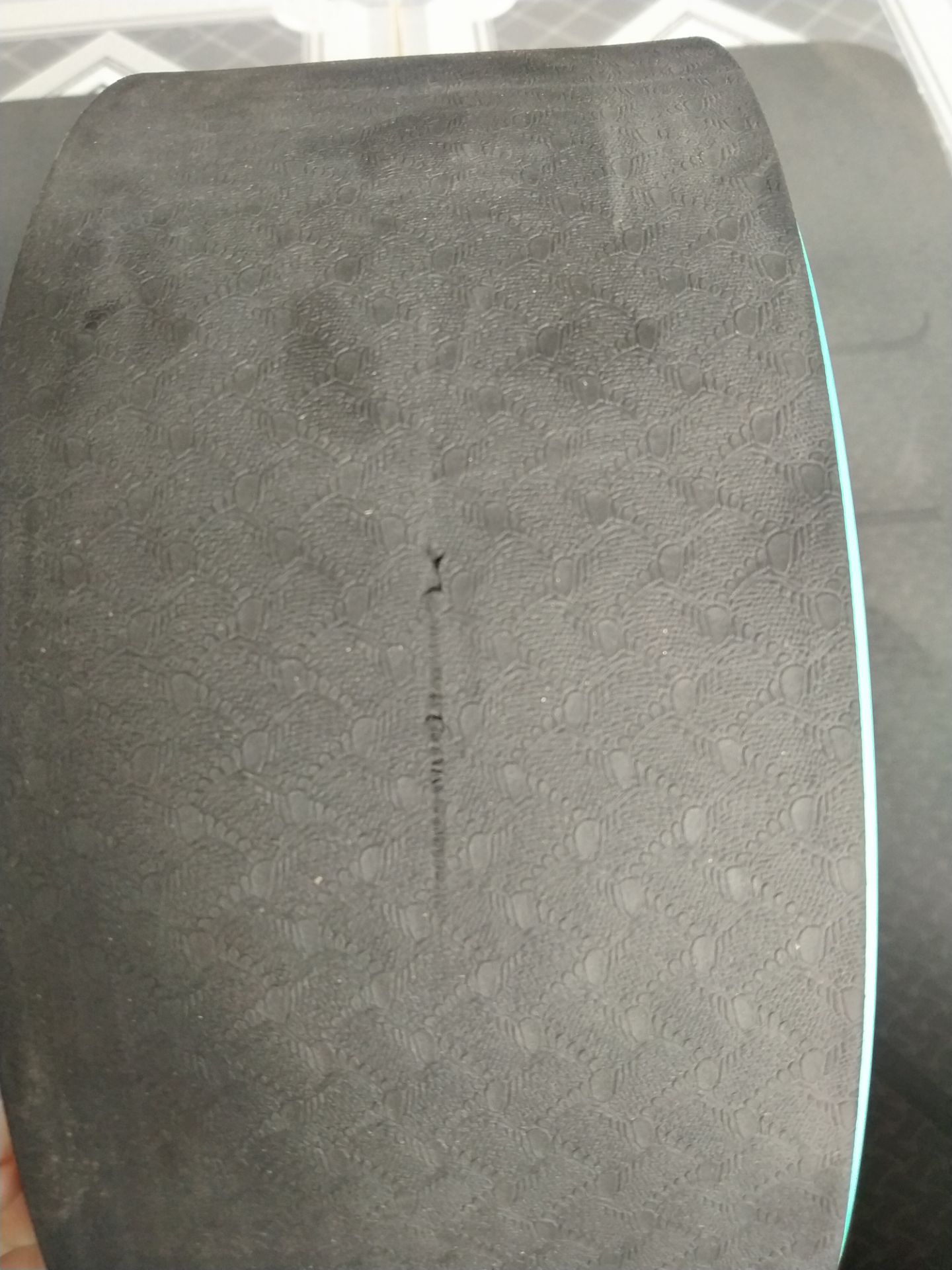 sản phẩm bị xước 1 chút và vết nối của lớp đệm bên ngoài không được đẹp lắm còn lại thì ok. màu sắc đẹp y hình, gạch nhẹ, vòng chắc chắn sản phẩm bị xước 1 chút và vết nối của lớp đệm bên ngoài không được đẹp lắm còn lại thì ok. màu sắc đẹp y hình, gạch nhẹ, vòng chắc chắn