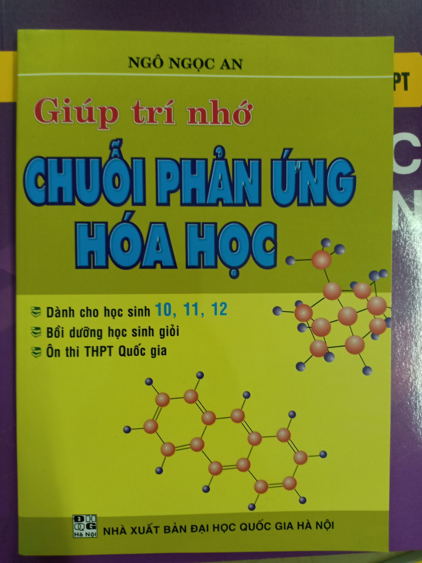 Mực in rõ, không lỗi, nội dung đa dạng, phong phú, đầy đủ từ lý thuyết đến thực hành viết chuỗi phản ứng, có đáp án.