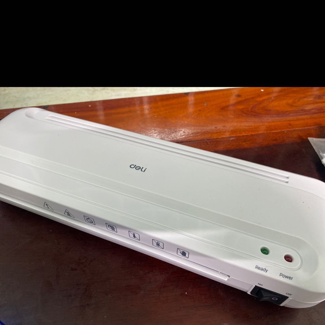 Sau 10 ngày sử dụng và ép các loại giấy tờ tuỳ thân nhận xét như sau:
- ưu điểm: đẹp, nhỏ gọn, dễ sử dụng
- khuyết điểm: 
1. Ép chậm (ae nào làm kinh doanh nên chọn loại nào ép nhanh chứ loại này ko ổn)
2. Ép nhiệt ko đều, ép ở giữa bị hở. Ép lần 2 là ở giữa ko kín đc, phải ép lại nhưng đc cái ko bị hư giấy tờ
Nói chung xài tạm ổn. Cho sản phẩm 5 ⭐️ ủng hộ