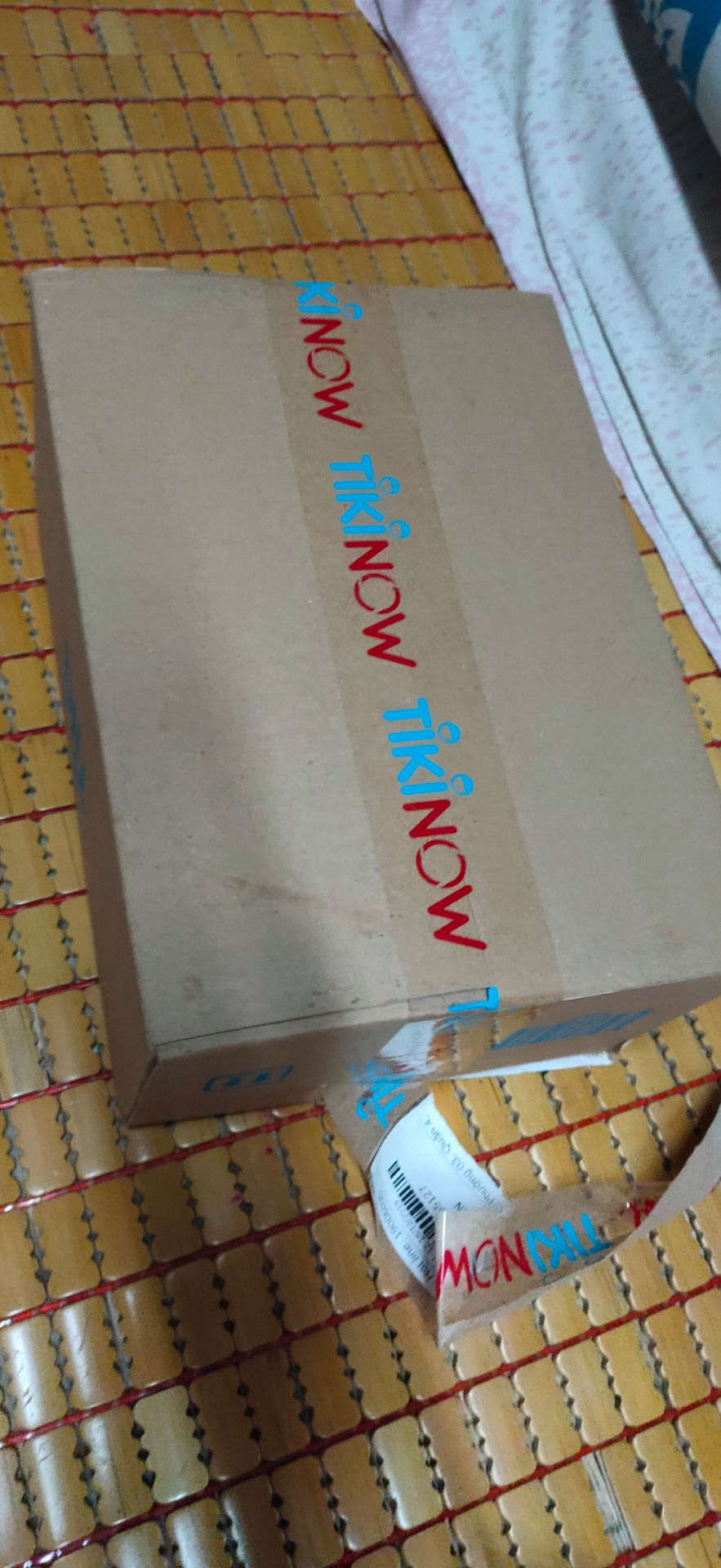 sản phẩm giao hàng hộp ngoài còn nguyên nhưng hàng bên trong bị chuột cắn lủng đổ cả trà ra ngoài mà vẫn đóng gói cho khách, tiki làm ăn cẩu thả quá,  nhà mình có đám tang ko kiểm hàng khi nhận được, sau đó kiểm thấy bị chuột cắn liên hệ thì nói ko hỗ trơ do quá 48 tiếng. tiki nên xem lại cáchblafm việc của mình, hàng bị hỏng mà vẫn đóng gới giao vho khách. thất vọng