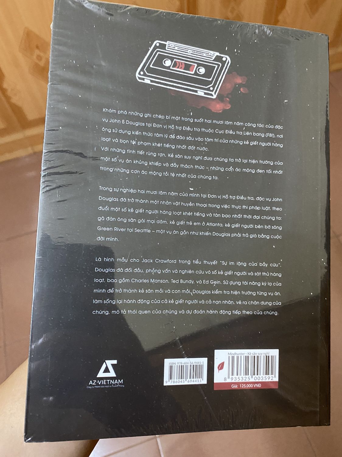 Giao hàng đúng hạn, sản phẩm bọc nilon kín rất kỹ càng. Sách hầu như k có lỗi gì cả. Nội dung khá lôi cuốn và hấp dẫn dành cho những ai đam mê trinh thám, phá án.