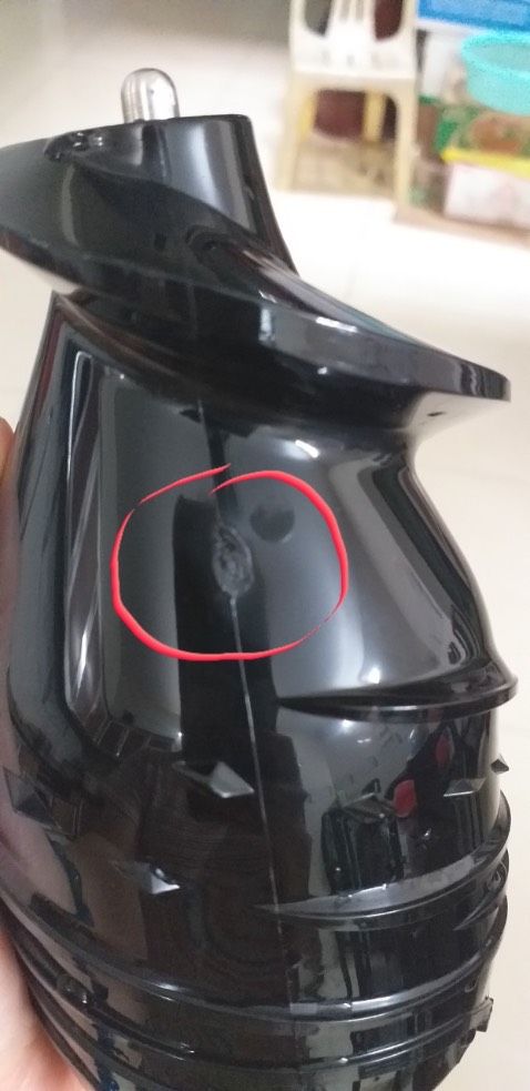 Đã nhận được hàng, giao nhanh sau 1 ngày đặt đã có hàng. Về mở ra check thì mới thấy cái trục để ép bị miếng sứt (như ảnh) là sao?
Kích hoạt bảo hành cũng không được nữa?? Kể cả kích hoạt qua gửi tin nhắn hay quét mã QRcode đều ko được. Hàng chính hãng từ Tiki trading mà sao lại ko được? Tiki giải đáp giùm m!