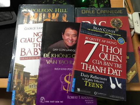 Đặt hàng 1/8/2021
Nhận hàng 25/9/2021
Dịch bệnh giản cách nên giao hàng chậm thì mình thông cảm.
Nhưng nhận được thùng hàng đã bị rách đến mức "hả họng" ra hết.
Sách là mặt hàng dễ bị ướt hư hỏng mà gói hàng rất cẩu thả, không chống nước và chồng sốc.
May là lấy ra chỉ bị móp góc nhẹ.
Mình tin dùng mà mua hàng Tiki cả trăm triệu rồi, nhưng đây là lần đầu mình complain về khâu đóng gói và kho hàng.