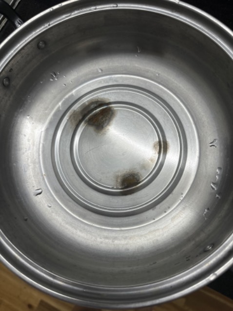 Mình mua hàng shop cũng 4 đơn mình nhận thấy shop tư vấn nhưng bản thân tư vấn viên không có kiến thức cơ bản về sản phẩm của shop đang bán. Bán nhiều nhưng lại không có kiến thức hiểu biết về sản phẩm nên lúc làm mô tả cho nồi lại để nồi lẩu nhưng lúc mình nấu thì nồi cháy và làm khê đồ ăn. Ảnh hưởng đến sức khỏe, tiki đứng ra kiểm tra nhưng mình nhận thấy chất lượng sản phẩm tặng rất kém và không hề đặt sức khỏe và an toàn của khách lên trên. Mình nhắn shop nhưng đơn giản chỉ nhận mấy câu xin lỗi thông cảm. Nồi tặng 1 lớp siêu mỏng nhưng lúc chụp lại để nấu lẩu đồ nhìn uy tín nhưng mà thực sự không nha. Mình cảm nhận được shop không có thiện chí giải quyết cho khách đơn giản là đỗ lỗi cho sản phẩm là hàng tặng nên nó dỏm thì đâu có quyền được đổi vậy là xong chuyện. Shop làm ăn lớn nhưng lại giải quyết vấn đề khá tệ. Nhắn email mình rất nhiều nhưng rất *** và spam nên mình quyết định đánh giá 1 sao về chất lượng, kiến thức của tư vấn viên và cách mà shop giải quyết những khiếu nại của khách hàng. Tại sao lại nói hàng tặng rồi không đổi trả, trong khi mình mua 1 cái bếp từ 700 mấy mới được tặng nhưng cái nồi mình nhắm chắc giá trị cỡ 30 40 ngàn thôi mà thổi phồng lên khách hàng họ đi mua hàng được tặng chỉ ghi chú là nồi nấu lẩu thì họ vô tư dùng thôi. Nhưng khi vấn đề tới thì shop mới bảo nồi này 1 lớp chỉ dùng nấu nước nấu nhanh được thôi. Ủa shop ơi bạn đâu mình ghi rõ là vậy để khách hàng họ biết còn để ý chứ lỡ cháy nổ do nồi gây ra thì sao ạ. Mình rất bực vì tất cả