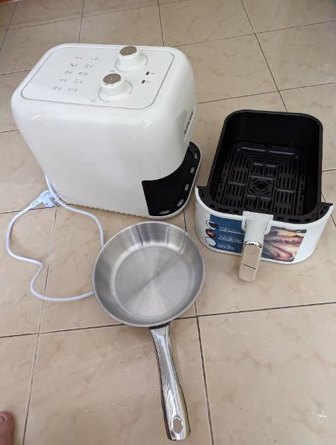 Sản phẩm trắng đẹp, nhìn rất ưng ý, đã vậy được tặng thêm một cái chảo inox xịn xò, hiện tại nồi chiên rất tốt, độ bền chờ trải nghiệm thời gian. 
Hôm nay mình đặt cho người thân 1 cái nữa, rất tiếc sản phẩm tặng không còn, giá cũng khác luôn. Thật tiếc vô tình, dù sao vẫn rẻ hơn các sàn thương mại khác nên mình mua luôn.