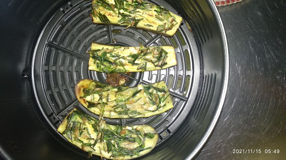 Giao hàng quá nhanh, đặt hôm nay ngày mai giao. 
Nồi chiên ok, làm thử được vài món
Trên khay nướng có 4 bọc nhựa, k bik có để nguyên được không, mình sợ chảy nhựa nên đã lấy ra.