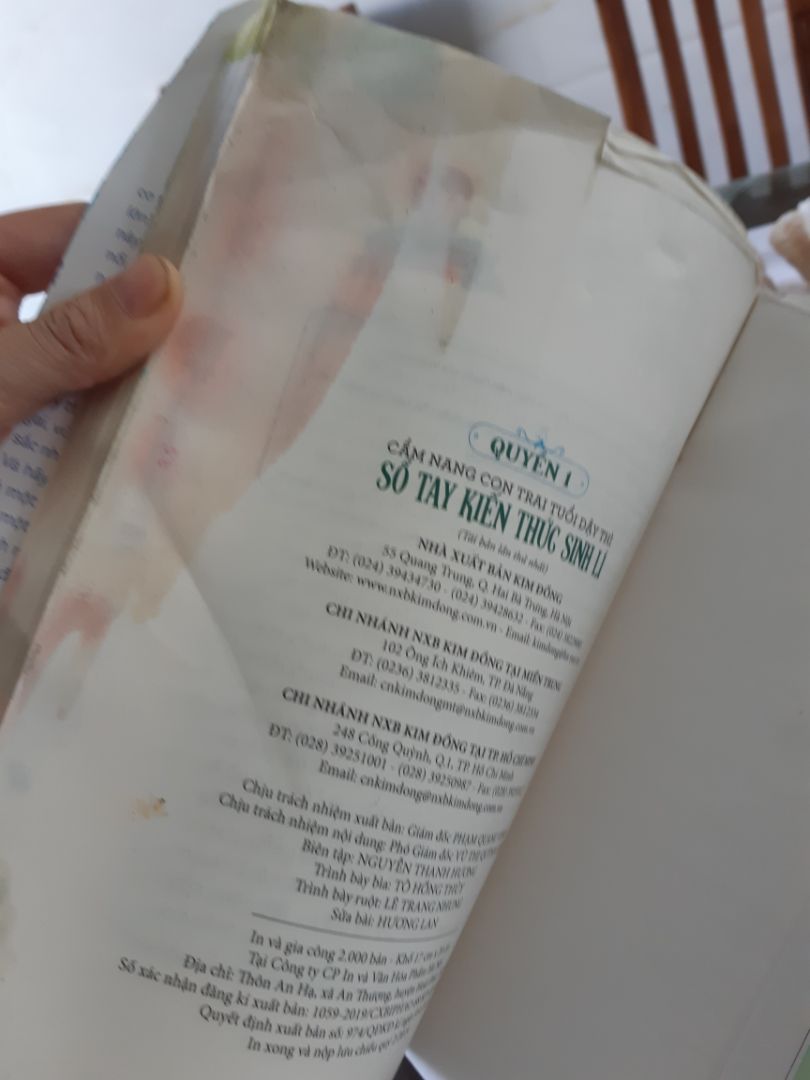 Tôi thấy thất vọng về cách làm việc của Tiki. Tôi là khách quen, vậy mà nhân viên có thể bán cho tôi cuốn sách như này. nát. ố...gọi hot line hàng 10 lần ko ai nghe máy.