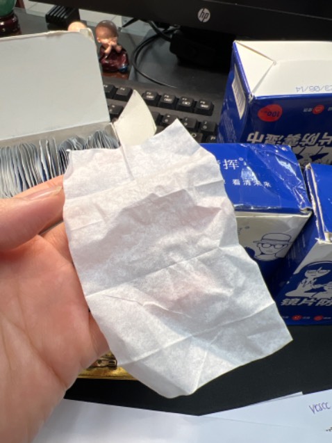 Sản phẩm chất lượng rất kém, giấy rất khô, không lau được, như là hàng giả, hết hạn sử dụng, đóng gói xộc xệch, móp méo! Bên trong các lớp xếp cũng ko đều nhau giống hàng gia công! Sản phẩm chất lượng rất kém, giấy rất khô, không lau được, như là hàng giả, hết hạn sử dụng, đóng gói xộc xệch, móp méo! Bên trong các lớp xếp cũng ko đều nhau giống hàng gia công!