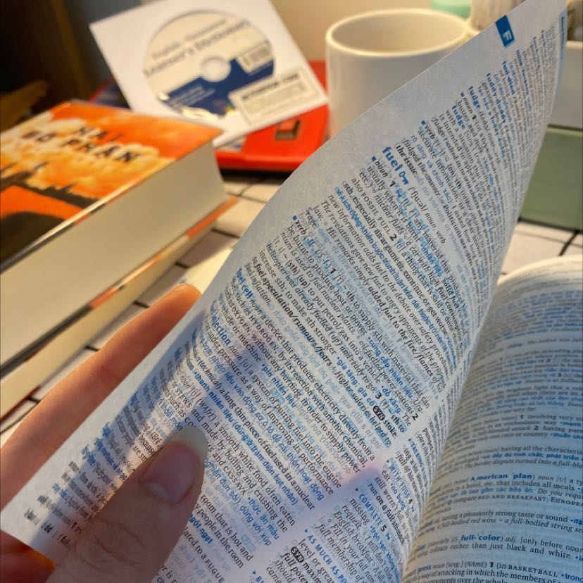 Một quyển từ điển quá ư là hữu ích, ai biết cách xem và khai thác hết công dụng của từ điển này thì chả mấy mà 10.0 ielts chứ đùa. Nói vui vậy thôi chứ ngoài giấy mỏng ra thì quyển nì không chê vào đâu được. Phần cuối là từ vựng theo một số chủ đề, có hướng dẫn cách viết một số dạng bài (dùng cả tiếng anh lẫn tiếng việt), phần giải thích từ cũng dễ hiểu. Nói chung là xứng đáng với giá tiền.