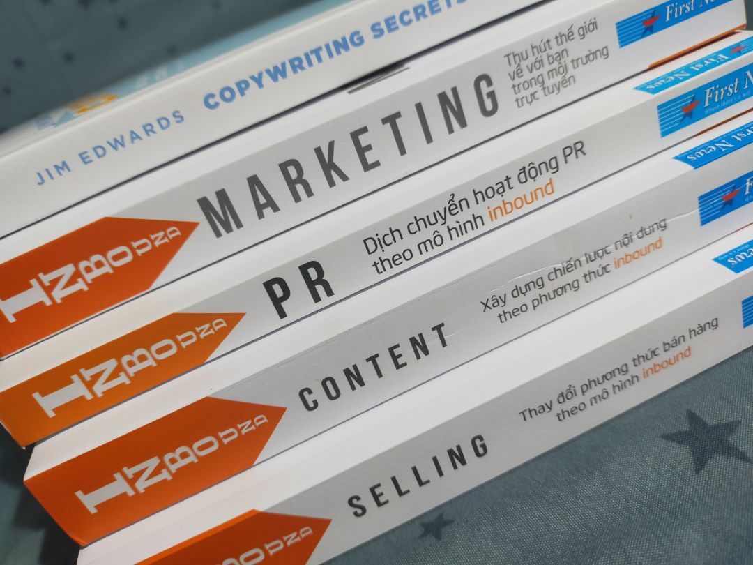 Sách được bọc giấy bóng kính cẩn thận. Trong đó 2 quyển bên trong được bọc thêm 1 lớp nưã. Hài lòng về set 4 quyển này. Bỏ tiền ra nhận hàng này không ân hận.