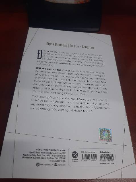 Sâch k có seal bọc bên ngoài, nhg bù lại có cho bookmark rất xinh
Nội dung sách hay và có tính giáo duc tư duy rất mới