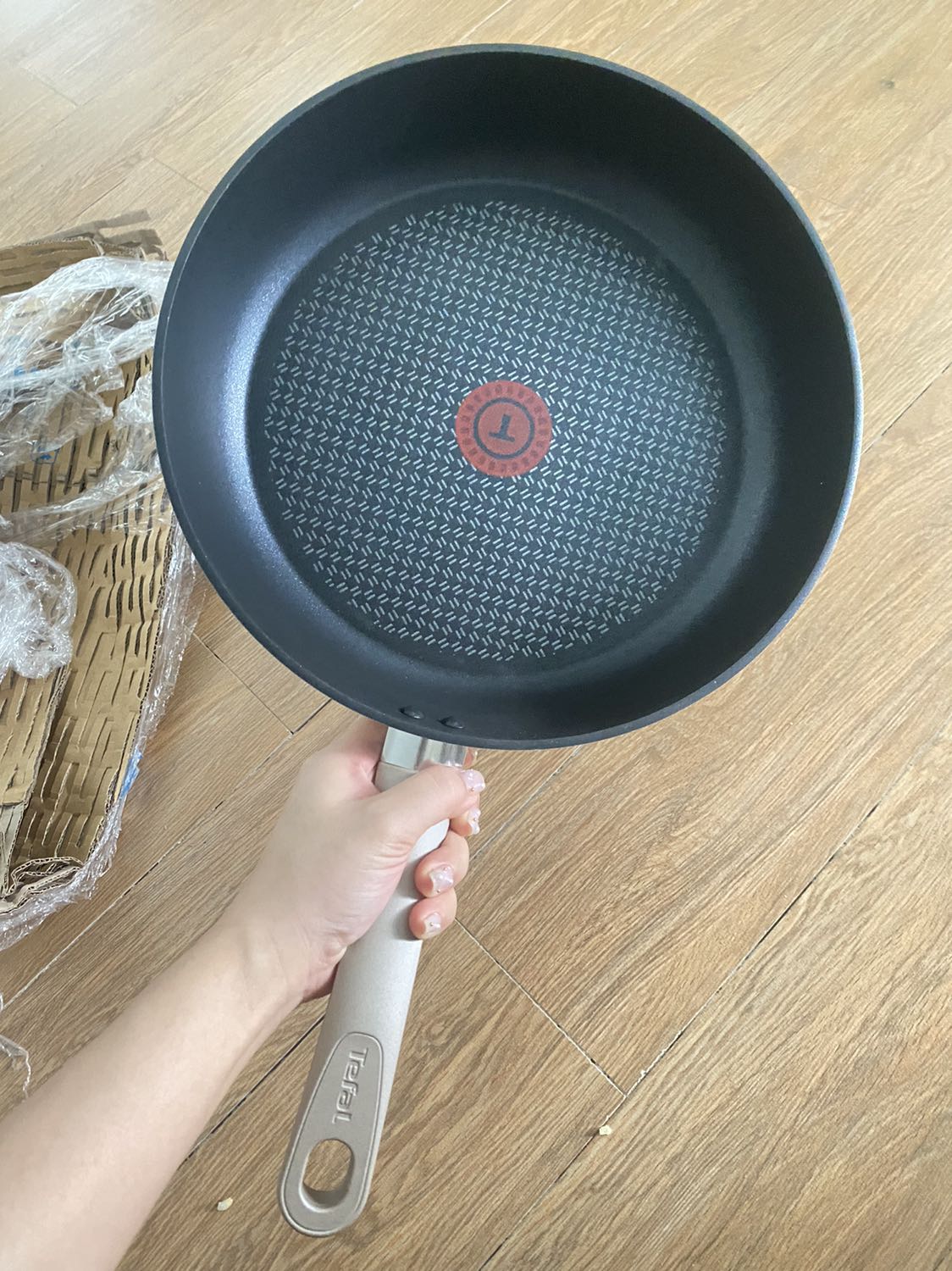 Giao siêu nhanh và mua đc giá giảm rất hài lòng
 Áp mã rẻ hơn *** vs *** nha mk đã tham khảo rồi mới qua tiki mua 
Shop bọc vẫn chưa ok lắm chỉ quấn giấy carton mk đã mua chảo bên *** rồi họ đóng thùng carton nhìn chắc chắn lắm mà bên tiki bọc hơi ẩu
nếu gửi xa sẽ bị méo nhưng may của mk giao k bị gì 
Nhìn khá xịn sò nhưng mk cần size to hơn
Dù chưa dùng nhưn đã xem review chảo của hãng nhiều nên cx k lo