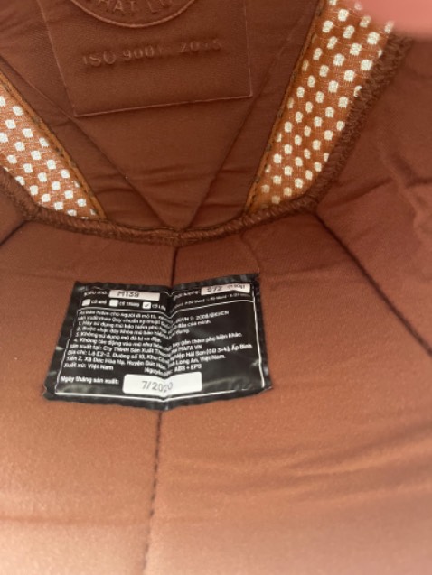 Hàng máy rất đơn giản và bị bong đường chỉ . Hàng sx năm 2020 nhưng không hề để thông tin khi bán hàng . Đóng gói không cẩn thận nhăn nhó như giấy báo vì lại .