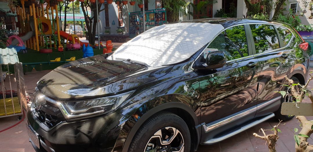 Tấm chắn phản quang đi kèm túi đựng loại tự phân hủy, thân thiện môi trường, có khóa bấm khỏi rơi ra ngoài, tiện gói ghém và cất tấm chắn.
Tấm chắn chất liệu vải, 1 mặt phủ phản quang bạc chắn nắng, 1 mặt vải mềm áp vào kính xe, không lo gây xước kính, xước sơn. Tuy nhiên có mưa thì có thể ngấm, cảm giác tấm này không chống nước mạnh.
2 đầu có 2 tai để kẹp vào trong cửa xe, giữ chắc chắn không sợ bay, ngoài ra có thể dùng thêm thanh gạt mưa chặn lên trên cho chắc chắn. Kích thước vừa vặn với xe CRV của mình. Cho kết quả chặn nắng, nóng đáng kể khi để xe ngoài sân nắng công ty.
Giá quá hợp lý cho sản phẩm này. Bền hay không sẽ chờ thời gian và bổ sung sau. Tạm cho 5 sao về chất lượng tốt/giá bán, rất hài lòng