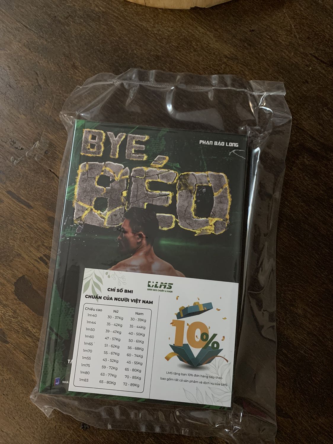 1. Đóng gói kĩ và giao hàng nhanh hơn dự kiến 3 ngày. Tuy nhiên mình ko thích cách đóng gói bọc nilon ép lại như vậy lắm vì vấn đề tái chế. Nhà phân phối nên tìm cách khác phù hợp hơn.
2. Sách in đẹp màu rõ. 1. Đóng gói kĩ và giao hàng nhanh hơn dự kiến 3 ngày. Tuy nhiên mình ko thích cách đóng gói bọc nilon ép lại như vậy lắm vì vấn đề tái chế. Nhà phân phối nên tìm cách khác phù hợp hơn.
2. Sách in đẹp màu rõ.