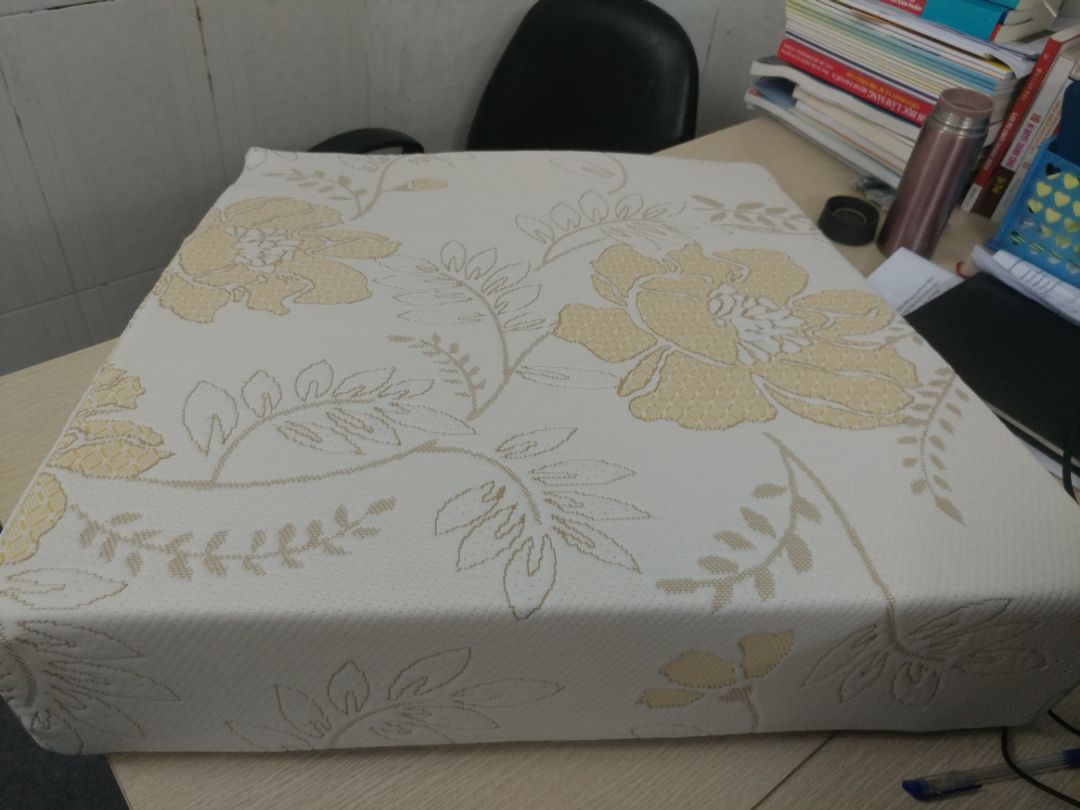 Gối đúng như shop mô tả, 2 lớp vỏ có khóa kéo, ruột là mút đệm mịn loại xịn nằm thấy khá thoải mái. Mình đã tham khảo nhiều bên trước khi mua vẫn thấy mua của Ema này là ổn nhất