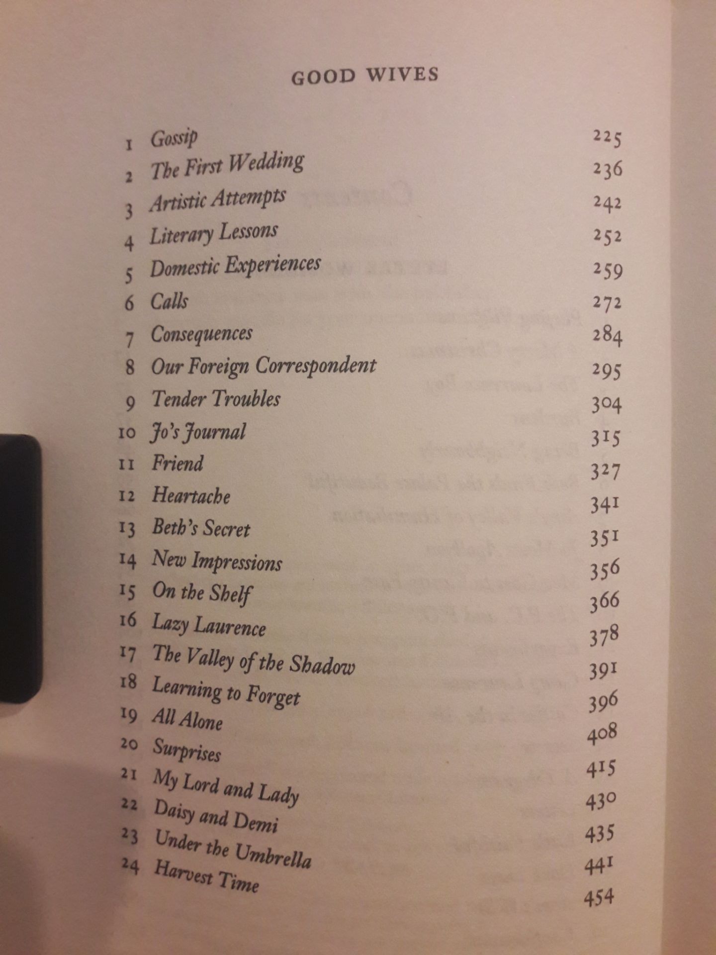 Sách mới tinh. Cuốn sách này gồm 2 quyển little women với good wives luôn, giá tầm 70 mấy ngàn, tính ra tiết kiệm rất nhiều so với mua lẻ từng quyển. Ngoài ra chất lượng giấy thì ở nước ngoài có điểm chung là dùng giấy bình thường lắm, giấy xốp nhẹ, màu xám, bìa mỏng, thua xa chất lượng sách VN. Mà ko biết sao quyển sách mình có mùi dầu gió rất nồng, ko biết là do giấy nước ngoài có mùi như vậy hay sao nữa. Nói chung ưng. Mua 1 phần vì bản tiếng việt đã hết hàng, 1 phần vì đam mê cặp đôi Jo và Teddy :)