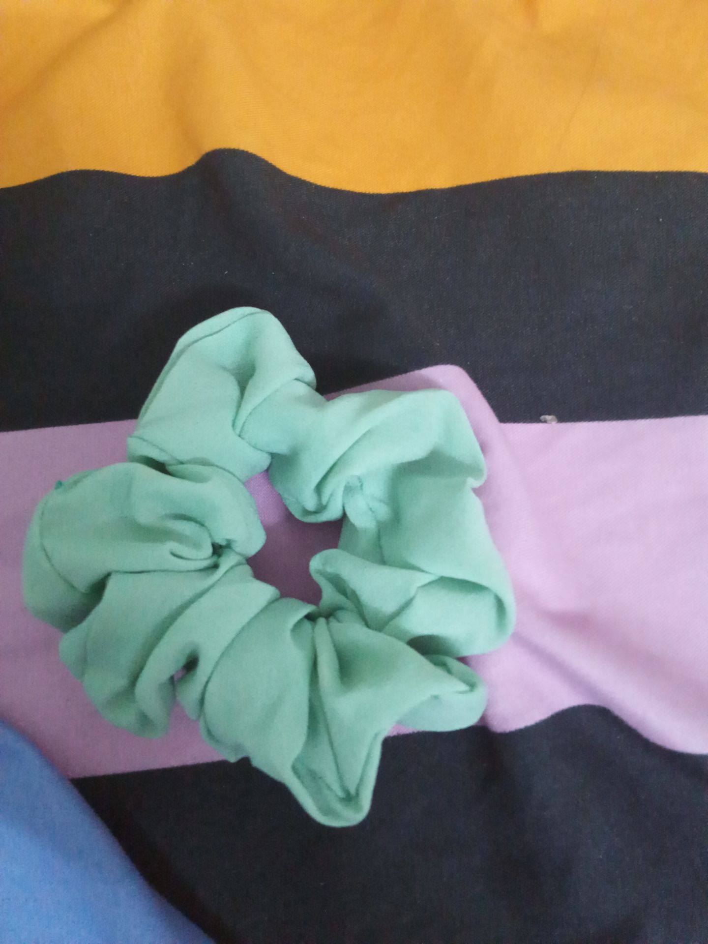 Nhân viên giao hàng hiền lành, nhanh nhẹn, chất lượng chun thì khá ổn, mỗi tội màu tối hơn so với ảnh :) Nhưng thôi không sao chun đeo vẫn rất tốt, rất hài lòng với shop và shipper!!!