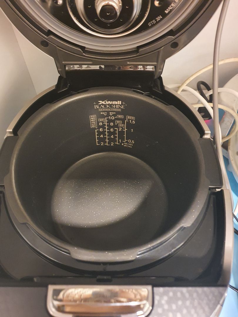 Về thiết kế, vật liệu làm nồi rất đẹp. Về tính năng thì rất nhiều, giao diện tiếng Hàn Quốc nên khá khó khăn khi sử dụng mặc dù mình đã lường trước bằng cách chuyển Ngôn ngữ đọc thao tác tính năng sang tiếng Anh.
Tương lai chắc mình phải học tiếng Hàn Quốc để sử dụng nồi CUCKOO này CRP-JHTS1060FS như ý muốn!