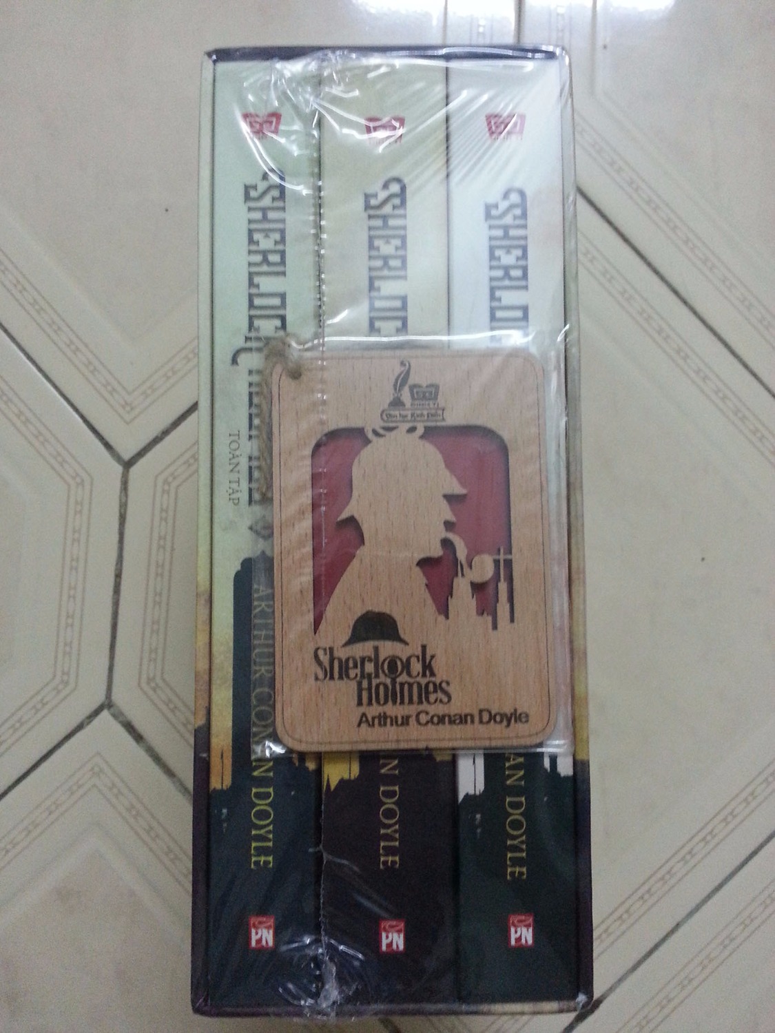 Sáng đặt hàng sớm, chiều bên Tiki đã gửi sách tới chỉ trong 1 ngày thôi, thích dịch vụ ship hàng ở tiki cực kì nhanh, hàng nhận đúng mô tả , tiếc là cái hộp sách bọc kĩ nên bị móp 1 tí ở góc hộp, nhận được sách đúng như trên web, thơm mùi giấy, giấy tốt, màu hơi vàng, có cảm giác đọc sách hơi cổ điển tí :)), nội dung ok, chữ viết rõ ràng, bộ sách rất đáng tiền mua trong đợt giảm giá này :))