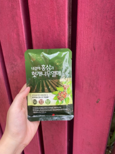 Shop tư vấn rất nhiệt tình, mình bảo dạo này hay lên mụn và nóng nãy trong người thì shop tư vấn loại mát gan giải độc này rất ok, à ngoài ra còn giải bia rượu nữa nên sẵn mình mua cho ba mình uống luôn, hihi.