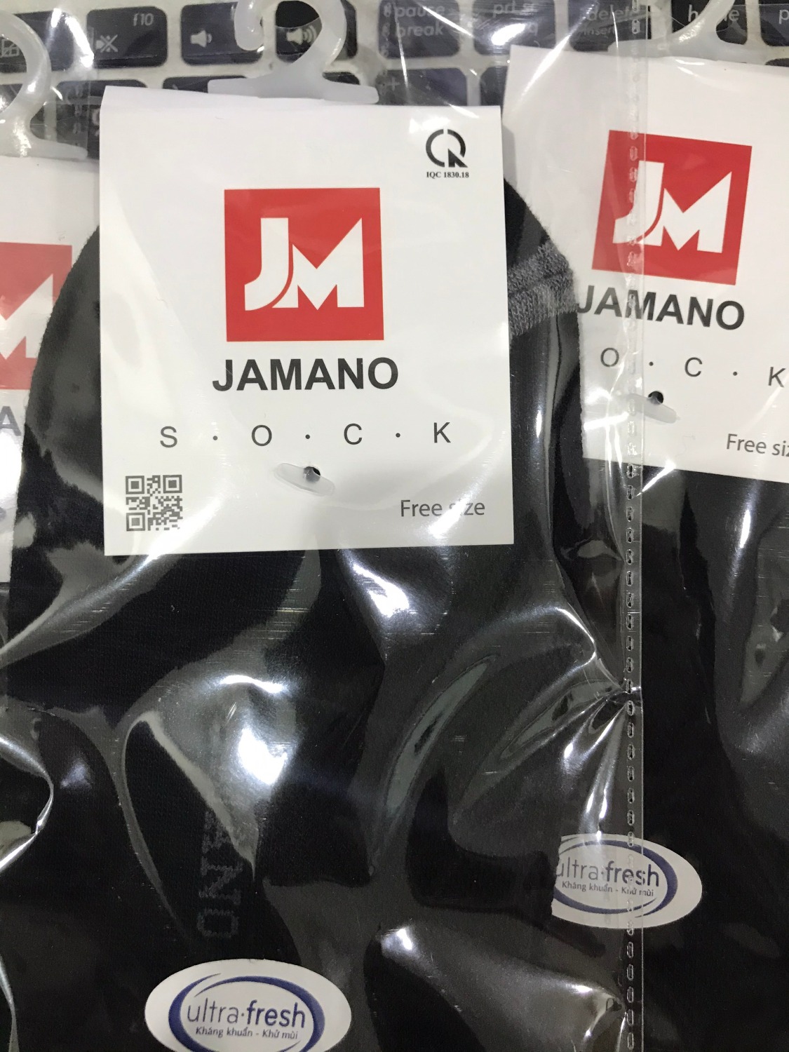 Logo bao bì đẹp, tất thiết kế logo đơn giản nhưng dễ phối đồ. tất đi khá êm chân, thông thoáng tốt, đi cả ngày ko bị mùi. giá cài 35k/ đôi mà mua chỉ có chưa đến 20k/ đôi, quá rẻ, chất lượng rất ưng ý.