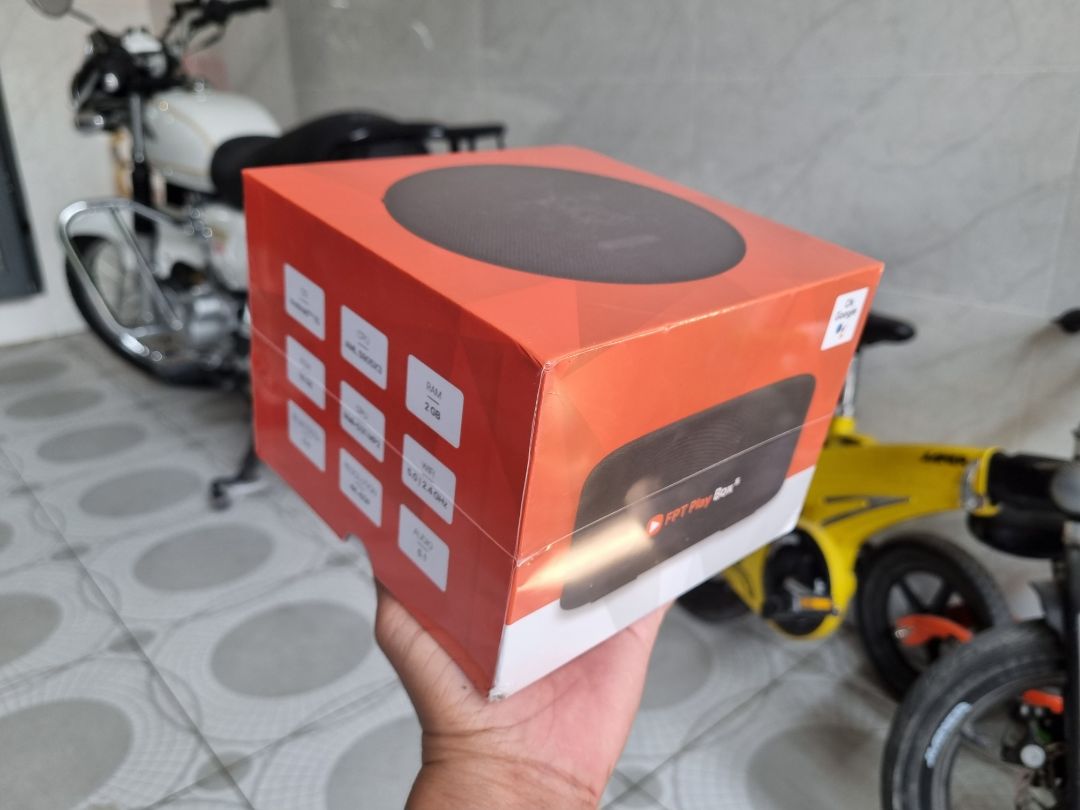 Hàng giao nhanh hơn dự kiến.
Sản phẩm chính hãng, nguyên sealed từ nhà sản xuất.
Độ hoàn thiện tốt, remote control được sơn lớp đen mờ mịn, cầm thích tay.
Hệ điều hành Android 10 khá mượt.
Google Assistant Tiếng Việt nhận lệnh nhạy, khoảng cách xa hơn 1m vẫn lắng nghe câu lệnh tốt.
Loa tích hợp trên FPT Play Box S đủ để nghe các câu thoại chứ không hay, nên mình sài loa rời kết nối qua optical sẽ chuẩn hơn.
FPT offer gói VIP truyền hình miễn phí 1 năm.
...
Rất ưng bụng sau vài giờ nhận hàng và trãi nghiệm.
