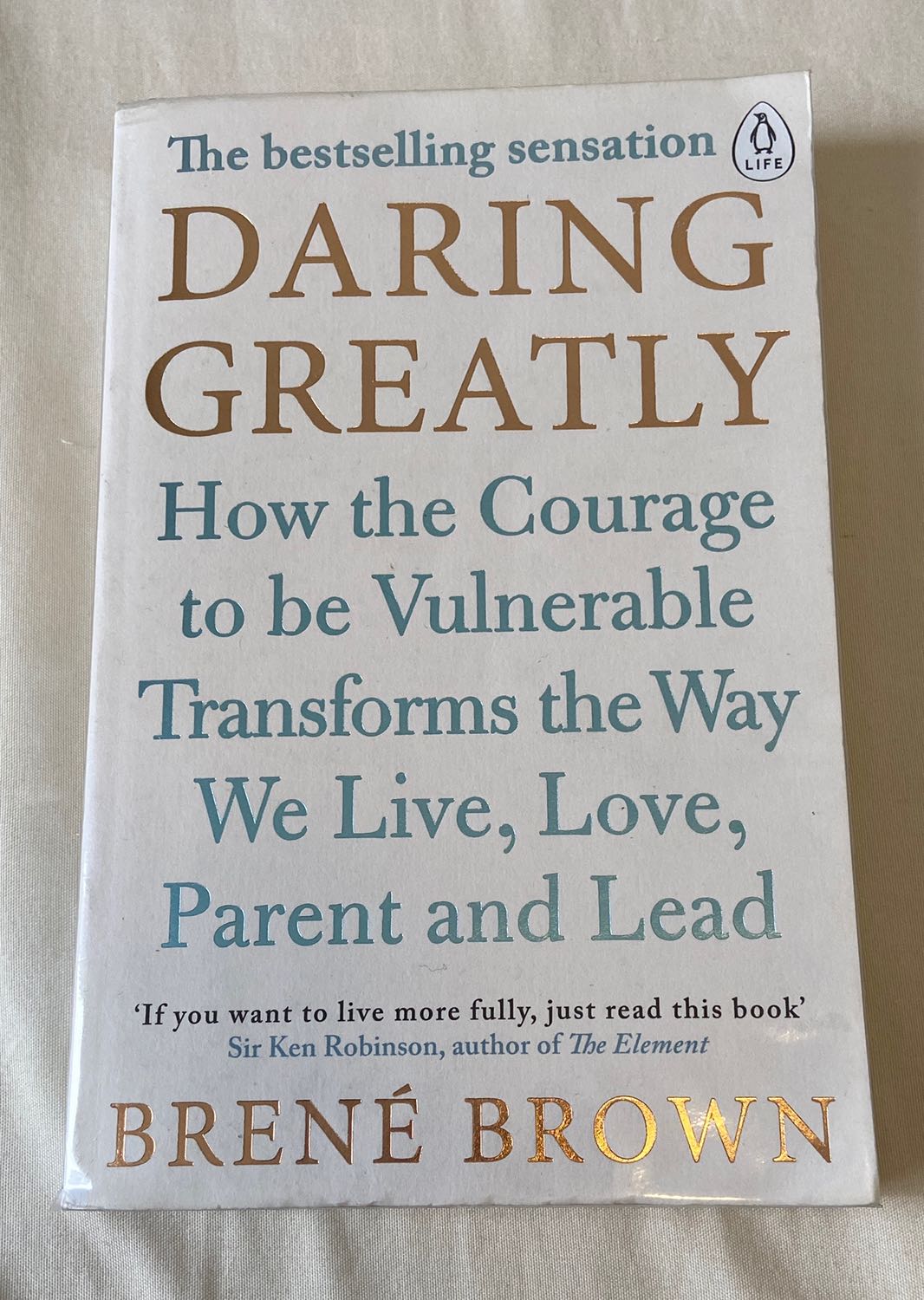 Sản phẩm như hình. Tiki đóng gói chắc chắn nên sách không bị méo mó trong quá trình di chuyển, đặc biệt cuốn này mình mua bìa trắng và mỏng nữa. Tiki giao nhanh, shipper dễ thương, mình đặt mua mà giao trong ngày dù chọn phương thức vận chuyển bình thường.