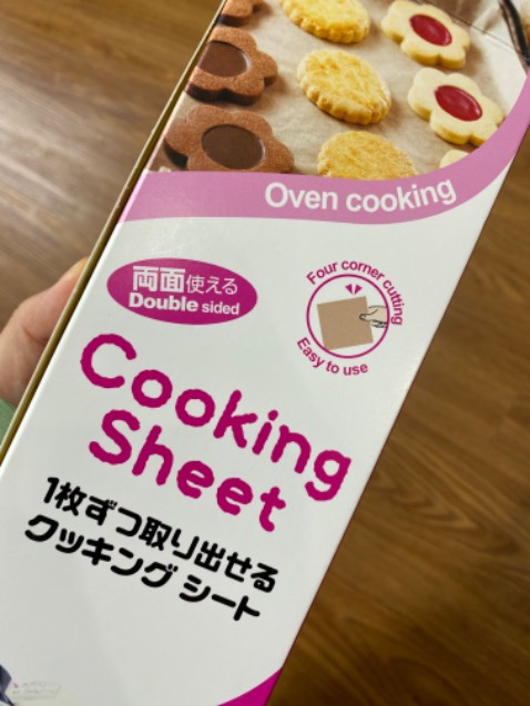 Hộp siu to, dễ mở dễ lấy, rút ra không bị kéo theo nhiều tờ. Giấy dày màu nâu Vintage lắm nè, lót bánh nướng chụp hình bao xinh