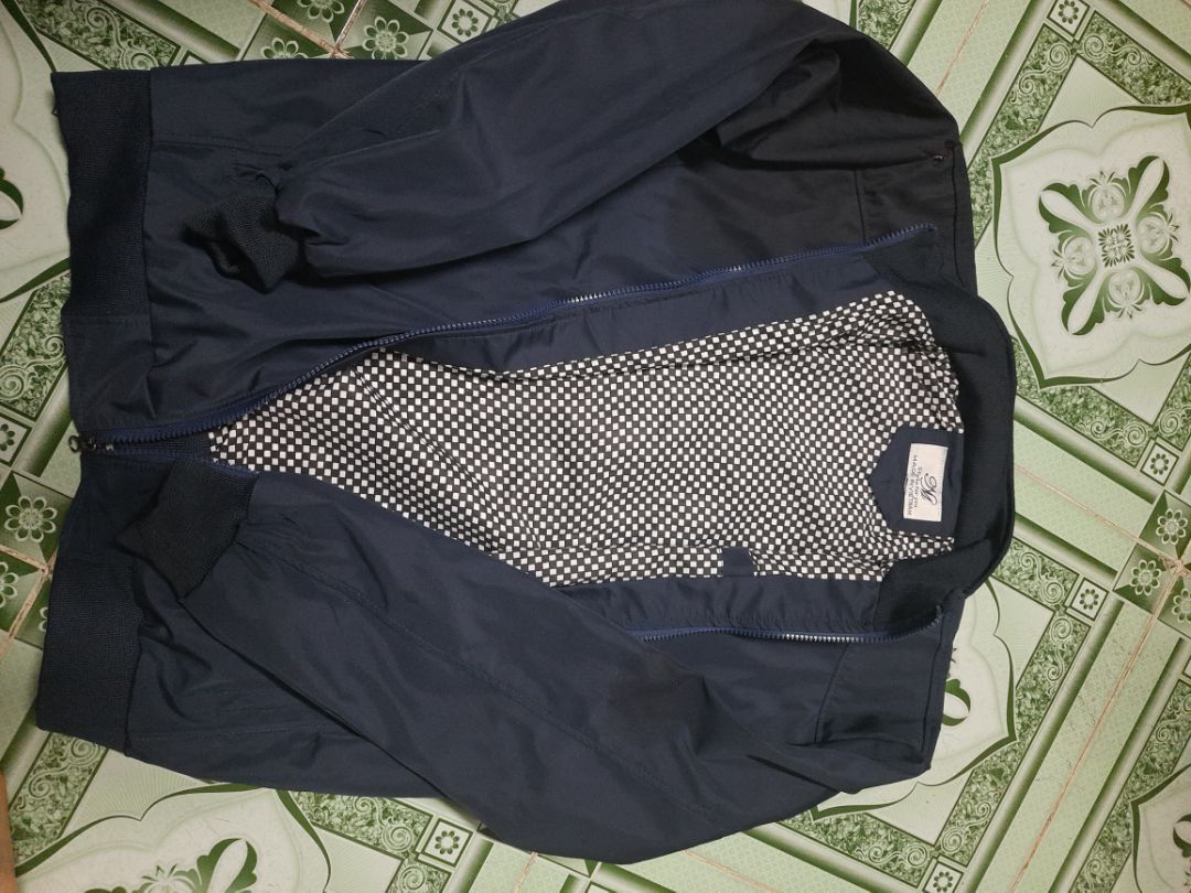 áo phom đẹp đóng gói kỹ nhưng áo rách vai và bên trong áo vải sọc đẹp  nên đặt kết quả là giao không đúng hàng rất không vui tuy nhiên đặt rồi thì cũng lấy thôi nhưng khuyên shop làm ăn thực tế chút sắp tết rồi đừng làm mất vui ai cũng vậy