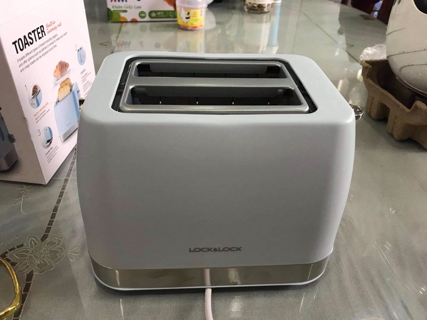 Mình mua cho bạn gái và được khen là màu xanh ngọc rất đẹp và sang. Giao hàng nhanh, nguyên vẹn. Nướng bánh mì thì nên để mức 1-1,5 là đẹp. Công cụ rất có ích cho buổi sáng ăn nhẹ. Lần đầu xài lên mùi nhựa là bình thường, giống như máy sấy tóc nhựa vậy, lần 2 là dùng bình thường.