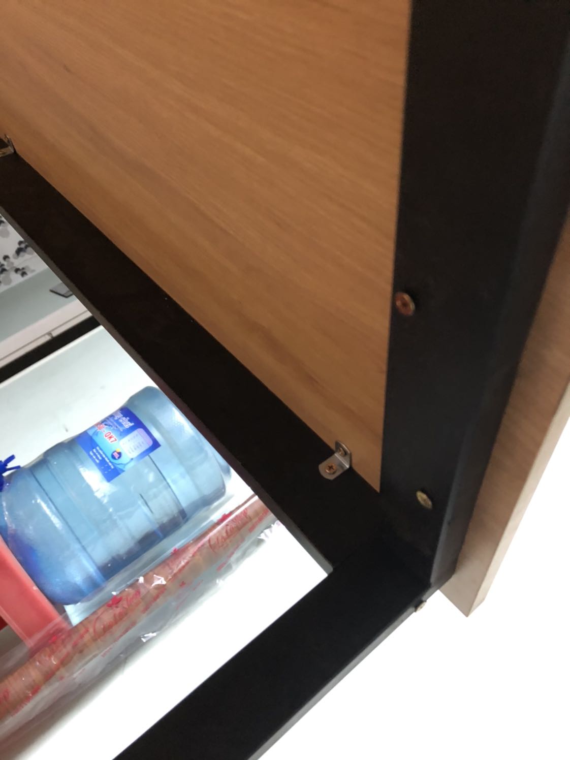 Giao hàng bị dập mặt bàn. Thanh nằm ngang tưởng bằng sắt nhưng thật ra bằng gỗ.