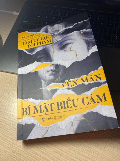 Sách rất hay, không quá dày, vụ án li kì, đặc biệt là các phần phân tích vụ án thú vị, chặt chẽ, khiến bạn thấy "wow" như đang đọc truyện trinh thám.