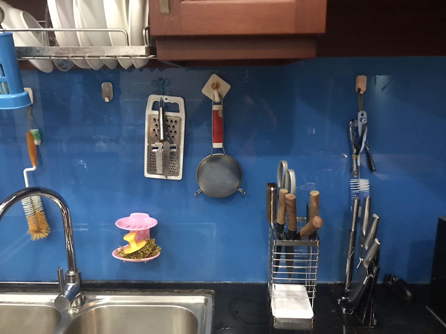 + Shop giao hàng đúng như mô tả.
+ Sản phẩm chắc chắn, đóng gói cẩn thận.
+ Lắp đặt dễ dàng.
+ Mọi người mua nên lưu ý, lắp tại vị trí kính sẽ ok, còn lắp ở gạch hay tường thì keo nhanh bung lắm. Lắp ở kính thì rất chắc chắn