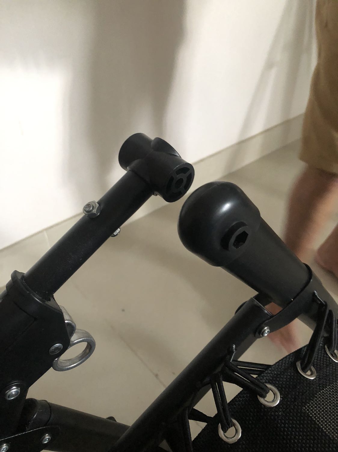 Không hài lòng 
Giao hàng trung bày, bụi bám, bị xút ốc vít …
Không sử dụng được
Đang yêu cầu đổi lại ghế khác