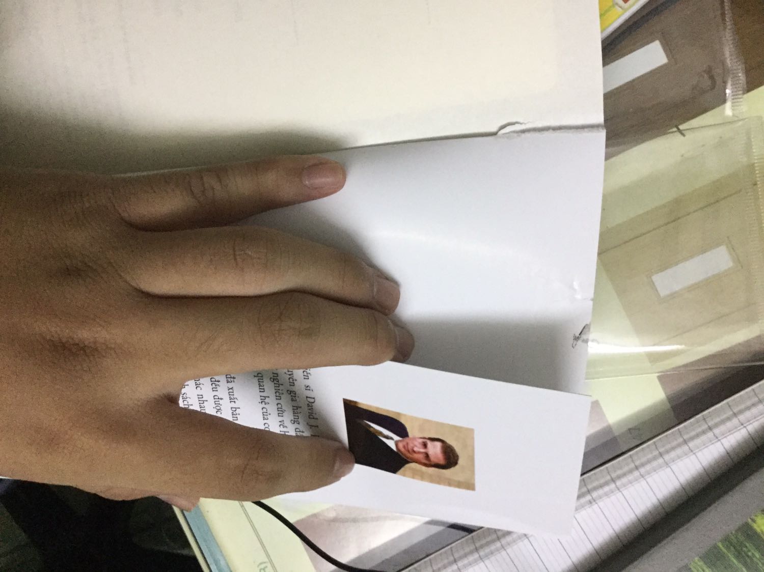 Thật sự rất không hài lòng với quyển sách này. Đã đặt hàng trên tiki biết bnh cuốn sách mà lần này quá thất vọng. Mới nhận hàng lúc sáng chưa kịp đọc lấy ra xem hình thức đã ntn này đây!!!