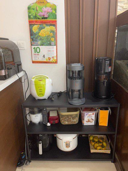 Giao nhanh, đóng gói cẩn thận. Đựng gọn đồ hẳn, độ chắc thì cũng vừa phải, để mấy đồ bếp là hợp lý, vì mình k cần di chuyển nên lắp chân cố định cho vững. Sản phẩm cũng đủ ốc, xoắn, găng tay cũng ổn lắm đó mng