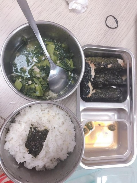 Nhận hàng rất là ưng luôn shop gói hàng kỹ tận 4,5 lớp bóp khi nên khi nhận được sp rất là nguyên vẹn luôn. vote shop 5 sao, sẽ ũng hộ shop tiếp nhé! hộp cơm dùng tiện quá nè. Đã dùng 1 lần. Làm nóng nhanh. Đựng được nhiều đồ ăn . Nhận hàng rất là ưng luôn shop gói hàng kỹ tận 4,5 lớp bóp khi nên khi nhận được sp rất là nguyên vẹn luôn. vote shop 5 sao, sẽ ũng hộ shop tiếp nhé! hộp cơm dùng tiện quá nè. Đã dùng 1 lần. Làm nóng nhanh. Đựng được nhiều đồ ăn .