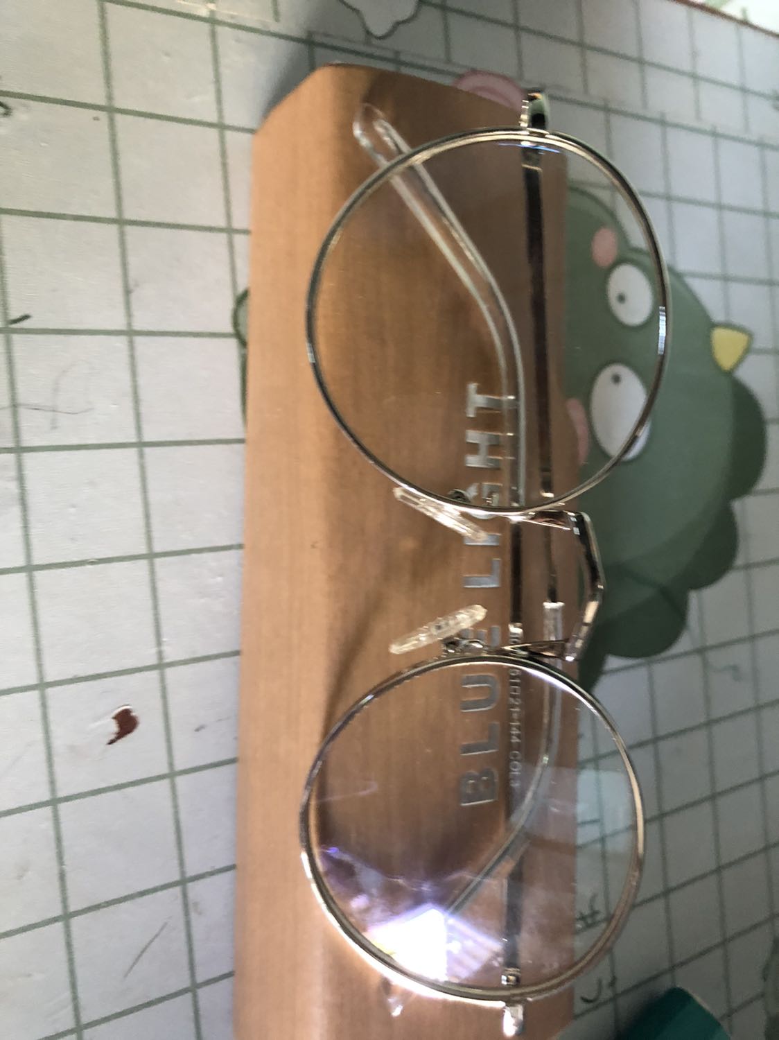 Gọng đẹp , gọng hơi to bạn nào mặt nhỏ cần chú ý . Shop thân thiện, rep tin nhắn nhanh và giao hàng nhanh hơn dự kiến.