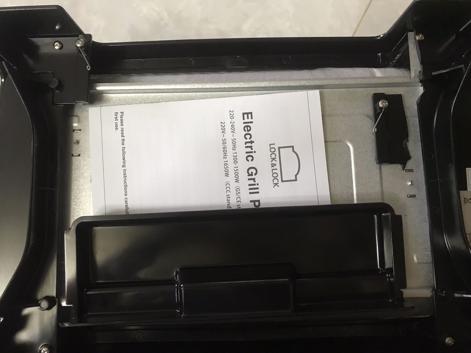 Mình đặt hàng buổi sáng, chiều tiki gọi giao hàng, cảm thấy khá vui và hài lòng vì tốc độ quá nhanh. Hộp ngoài khi nhận hàng khá đẹp, tuy nhiên, khi mở ra thì thấy đã bị gãy ở 1 góc đựng khay chứa dầu mỡ thừa (như hình). Mình cảm thấy khá thất vọng, hy vọng Tiki sẽ giải quyết sớm giúp mình trường hợp này và nên kiểm tra hàng hoá trước khi giao.