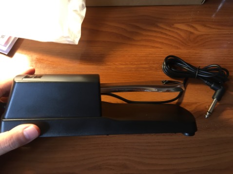 Shop đóng gói tốt. Hàng chất lượng, đẹp, nhấn sướng chân nhưng đế có vẻ k bám sàn lắm. Tặng kèm 1 pick guitar.