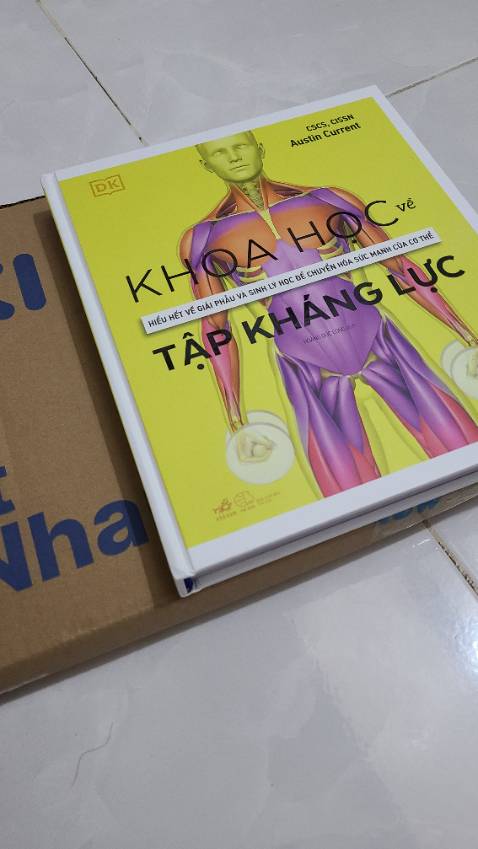 Sách bìa cứng đẹp, nội dung chi tiết và dễ hiểu được minh họa bằng ảnh màu nên cũng dễ nhớ. Bạn nào mới tập gym muốn trang bị thêm kiến thức để tập hiệu quả nên mua cuốn này