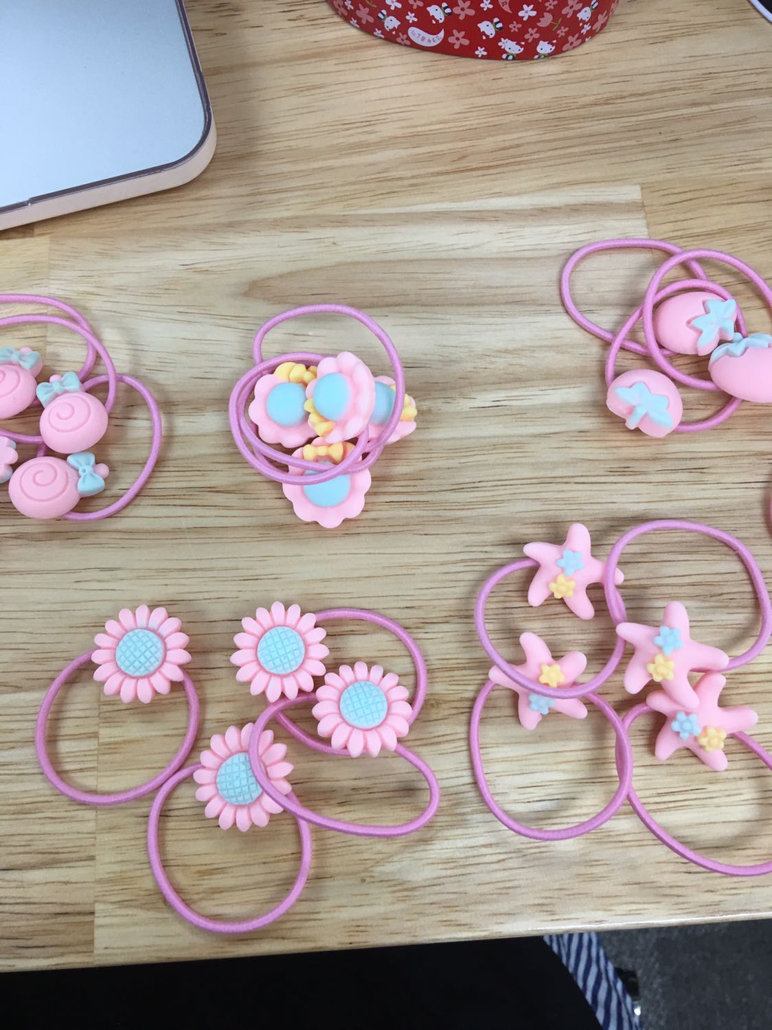 Giao hàng nhanh, kiểu dễ thương, tuy nhiên mình nhận được tất cả cùng 1 màu, không phải nhiều màu như mô tả, có 10 mẫu, mỗi mẫu 4 cái