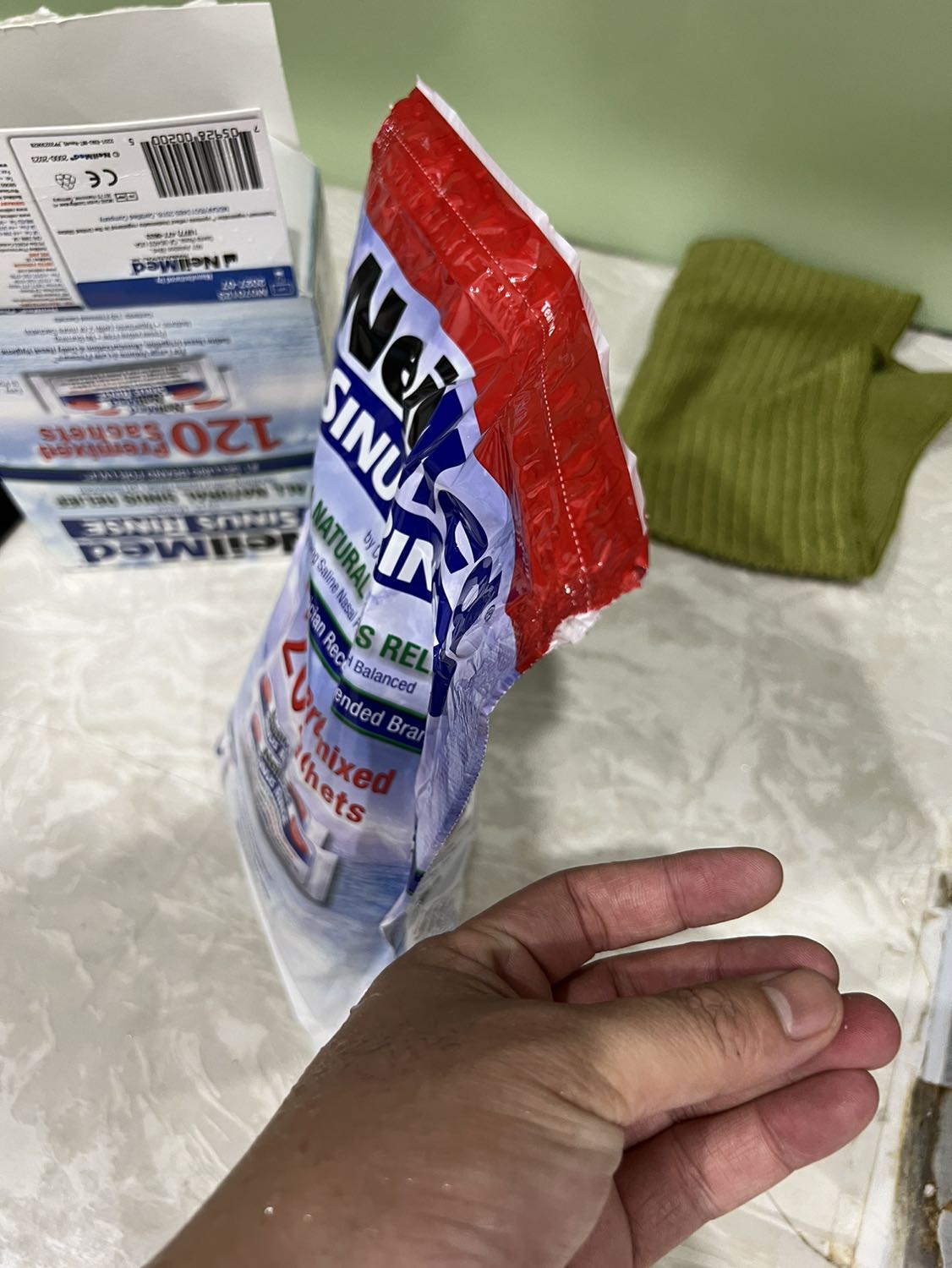 Túi nilon bị thủng làm muối rơi *** trong hộp, sản phẩm kém chất lượng được người bán dán lại bao bì. Túi nilon tôi vẫn để nguyên chưa xé ra, đề nghị đổi sản phẩm khác!!!!
Đánh giá 1 sao nhưng ko đc. Tiki làm ăn ntn thất bại là đúng thôi